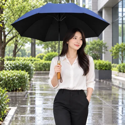 Ô dù cán thẳng R70 tay gỗ xanh đậm – sử dụng ô trên lối đi đến văn phòng
