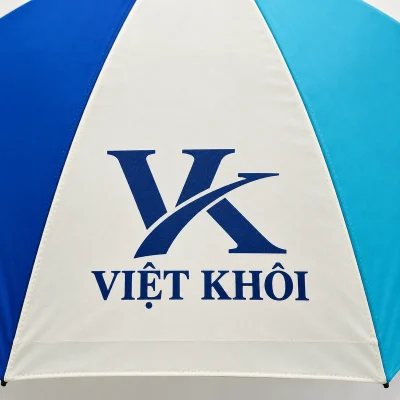 Ô dù cán thẳng R75 tám múi xanh phối trắng – logo xanh đậm rõ trên một múi trắng