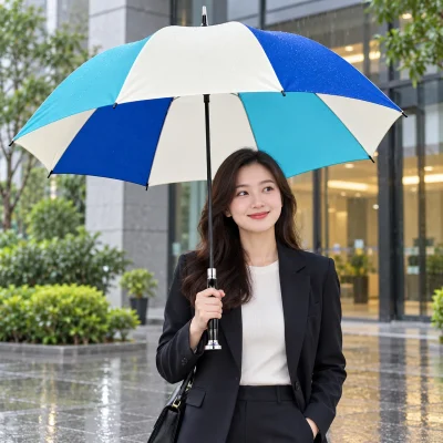 Ô dù cán thẳng R75 tám múi xanh phối trắng – hình dung ô khi di chuyển đến văn phòng