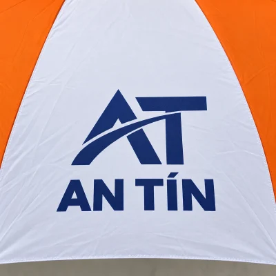 Ô dù gấp ba tự đẩy 3F008NT cam phối trắng – logo xanh đậm rõ trên một múi trắng