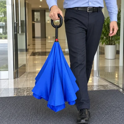 Cảnh mang ô GN.TĐ xanh dương đã thu ngược khi bước vào khu có mái che