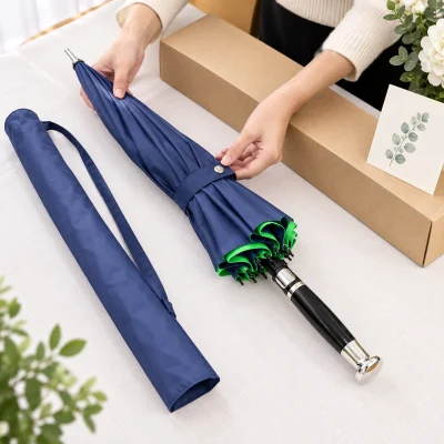 Ô dù golf cán thẳng hai tầng xanh đậm viền xanh lá – chuẩn bị ô và bao bì khi trao quà