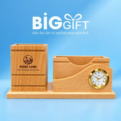Ống b&uacute;t gỗ phối ngăn giấy v&agrave; đồng hồ viền v&agrave;ng 22&times;9&times;10,4 cm &ndash; ống b&uacute;t v&agrave; đồng hồ tr&ecirc;n một đế gỗ