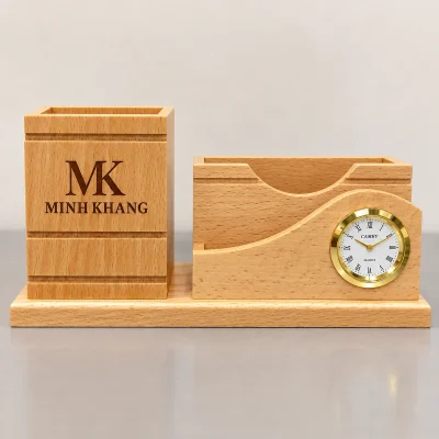 Ống bút gỗ phối ngăn giấy và đồng hồ viền vàng 22×9×10,4 cm – mặt ống trống dành cho logo rõ hơn
