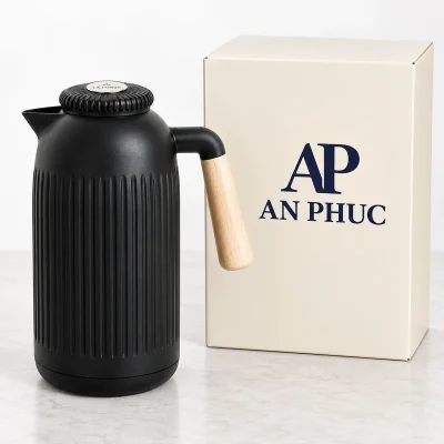 Phích giữ nhiệt La Fonte 011679 1 lít đen, tay cầm gỗ – nhận diện rõ trên mặt hộp kem