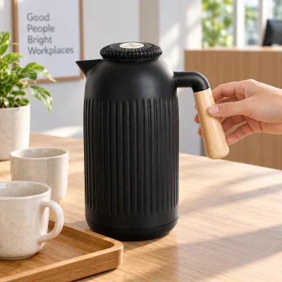 Phích giữ nhiệt La Fonte 011679 1 lít đen, tay cầm gỗ – bố trí tại góc làm việc hoặc tiếp khách