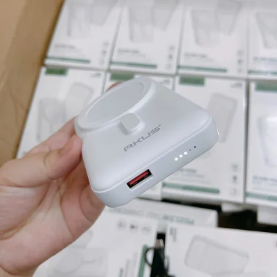 Sạc dự phòng AKUS DP123 màu trắng – quan sát cổng và đèn chỉ thị ở cạnh