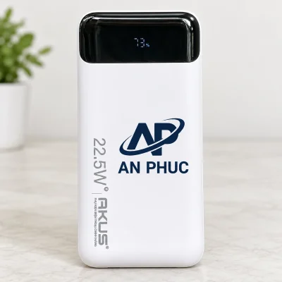 Sạc dự phòng AKUS DP136 10.000 mAh 22,5W màu trắng – logo rõ trên khoảng trắng giữa thân