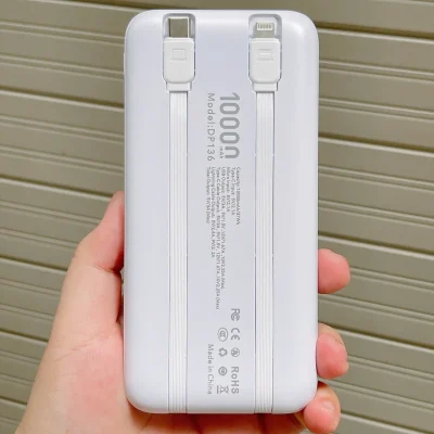 Sạc dự phòng AKUS DP136 10.000 mAh 22,5W màu trắng – hai dây được xếp dọc theo mặt sau