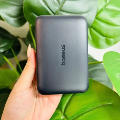 Sạc dự phòng Baseus EnerFill FM12 Qi2 10.000 mAh 22,5W màu đen – nhìn mặt sau và đối chiếu kiểu kết nối