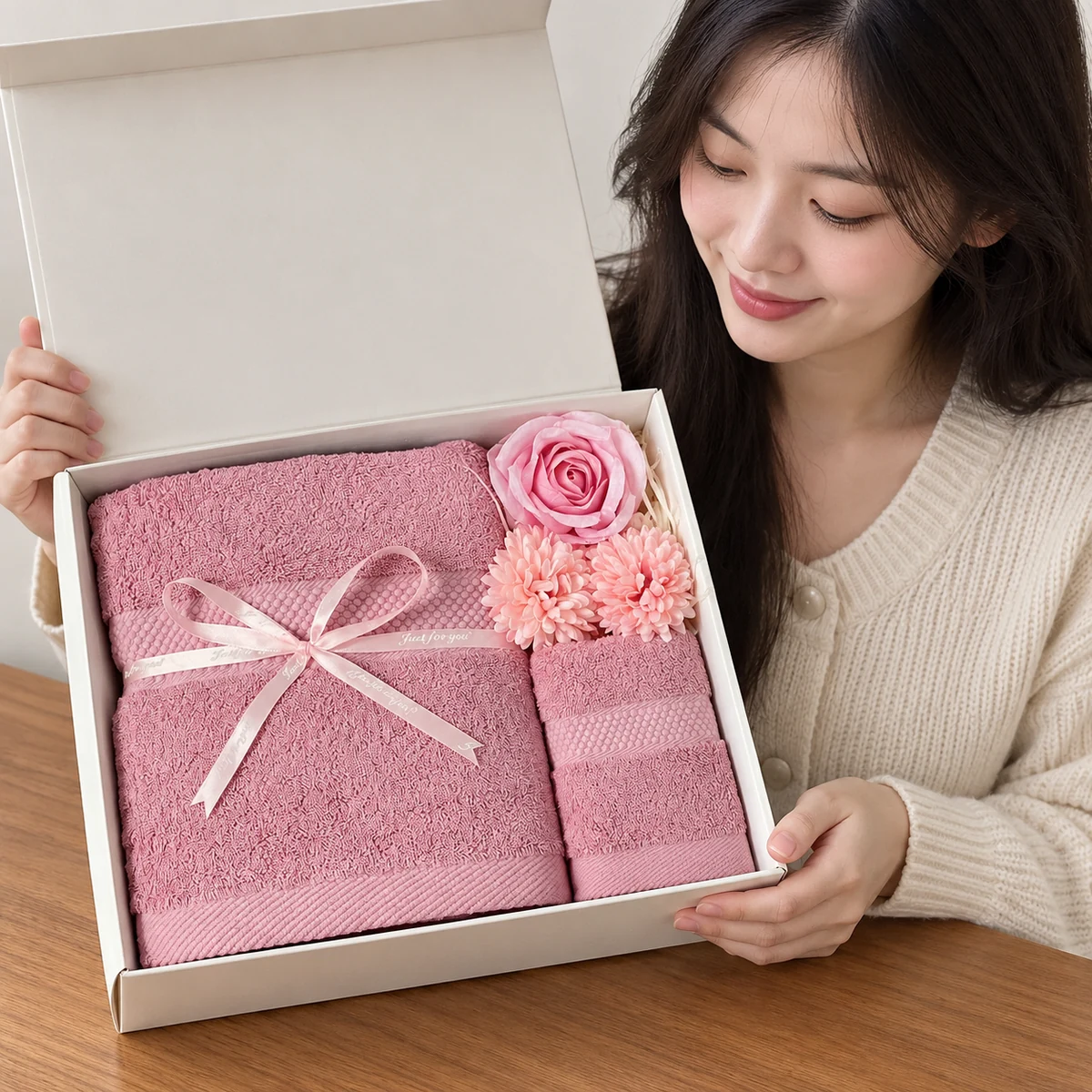 Mô phỏng người nhận mở hộp hai khăn hồng