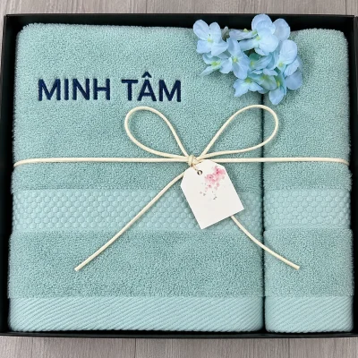 Set 2 khăn mặt và khăn tắm xanh nhạt hộp Forever – logo thêu trên vùng trống của khăn lớn