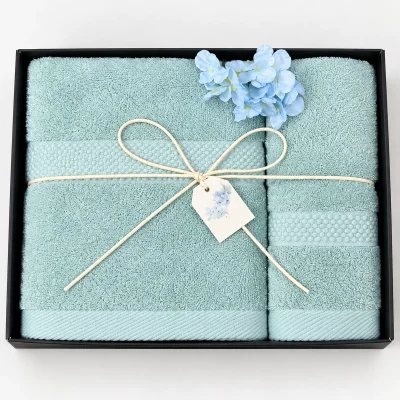 Set 2 khăn mặt và khăn tắm xanh nhạt hộp Forever – băng dệt, mép và dây buộc của bộ