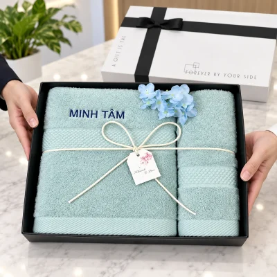 Set 2 khăn mặt và khăn tắm xanh nhạt hộp Forever – mở hộp và trao quà với bố cục rõ ràng