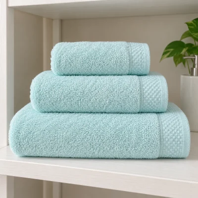 Ba khăn xanh nhạt được phân loại trên kệ