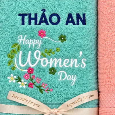 Set 3 khăn xanh hồng gấp gấu trắng kèm hộp và túi – logo trên khoảng trống, giữ họa tiết của mẫu