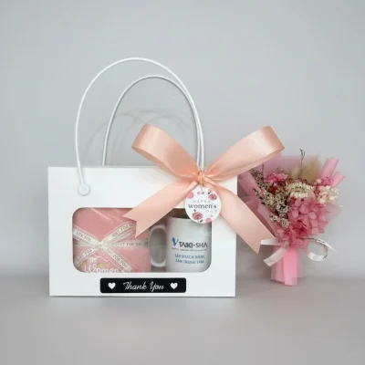 Cấu hình nhìn qua cửa sổ hộp – khăn gội hồng và một cốc