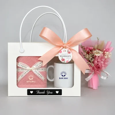 Cùng một logo trên khăn và cốc – khăn gội hồng và một cốc