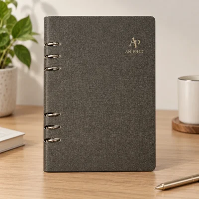 Sổ còng hở A5 màu xám, hai cụm còng lộ ở gáy – minh họa in logo