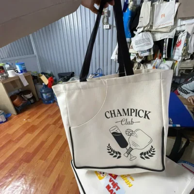 Góc xách thật túi CHAMPICK Club bằng hai quai đen