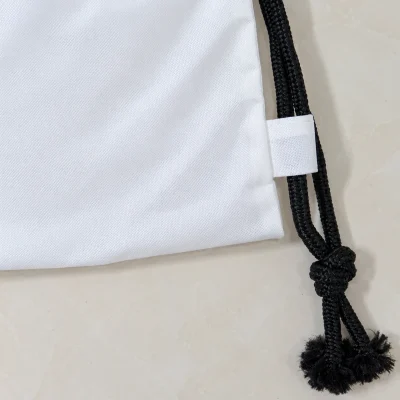 Góc gần dây bện đen, nút buộc và vòng vải trắng ở chân túi