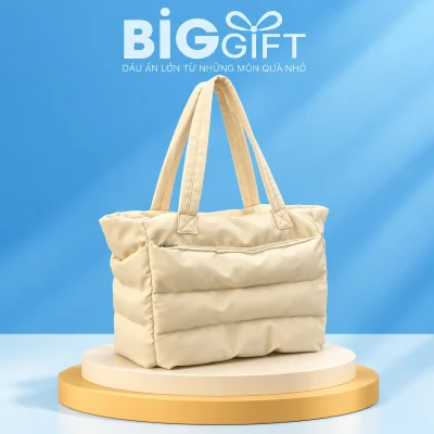 Túi xách vải dù kem chần ngang, túi khóa trước trên nền BigGift