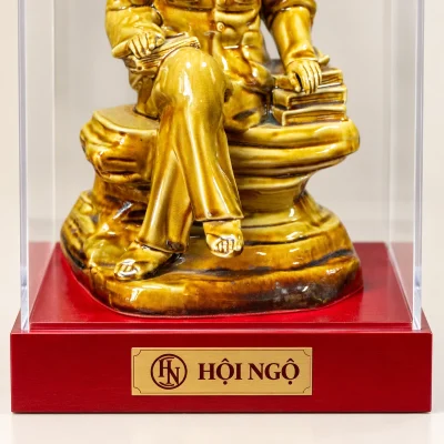 Tượng Bác Hồ ngồi đọc sách men vàng nâu – nhận diện rõ trên bảng tên ở đế
