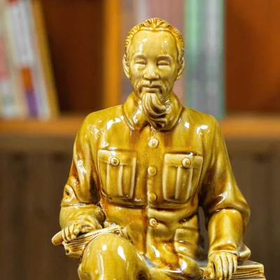 Tượng Bác Hồ ngồi đọc sách men vàng nâu – nhìn gần gương mặt, nếp áo và bề mặt men