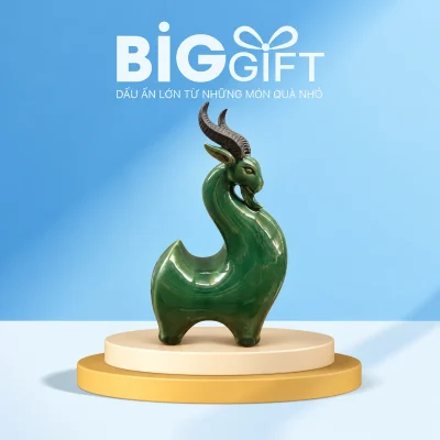 Tượng dê gốm men xanh dáng uốn, cao 22 cm – dáng cổ uốn và men xanh trên bàn quà