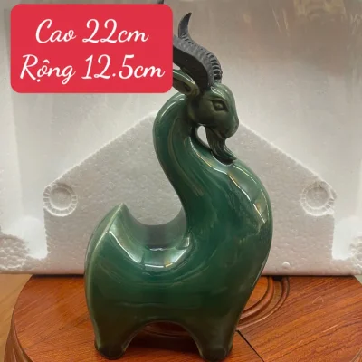 Tượng dê gốm men xanh dáng uốn, cao 22 cm – kích thước 22 cm và khoảng trống khi trưng bày