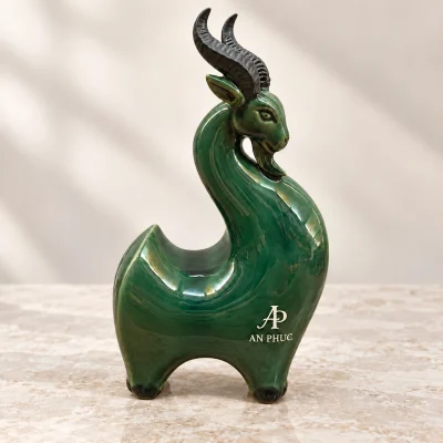 Tượng dê gốm men xanh dáng uốn, cao 22 cm – logo rõ ở mảng thân gốm trống
