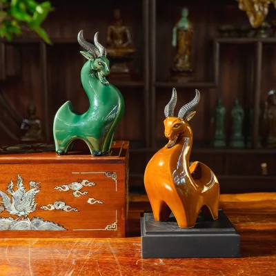 Tượng dê gốm men xanh dáng uốn, cao 22 cm – so màu men và giữ tạo hình làm điểm nhấn