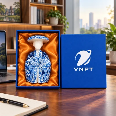 Tượng gốm Ngọc Dung Nhật Bình hoa văn xanh trắng – quà tiếp khách và trao tặng tại văn phòng