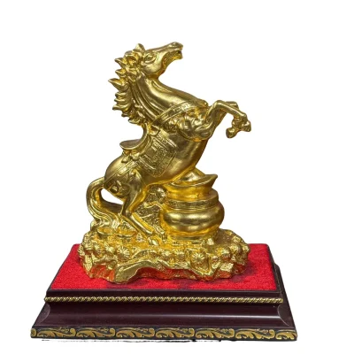 Tượng ngựa dát vàng trên bệ viền hoa văn – phối sắc vàng với không gian của người nhận
