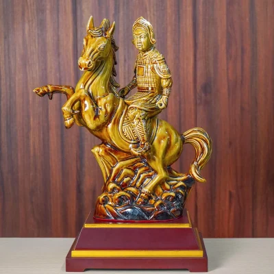 Tượng Thánh Gióng cưỡi ngựa men vàng nâu kèm đế – đối chiếu phiên bản vàng nâu bằng ảnh thật