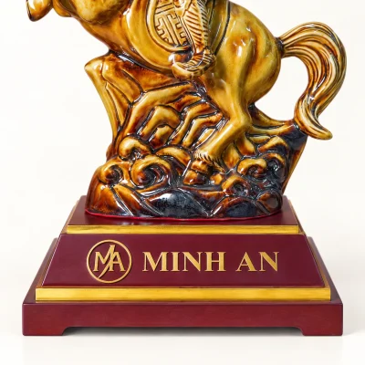 Tượng Thánh Gióng cưỡi ngựa men vàng nâu kèm đế – đặt nhận diện trên mặt đế rộng và rõ