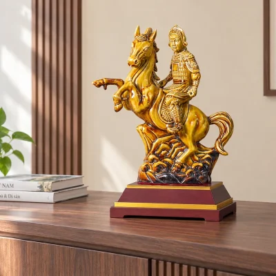 Tượng Thánh Gióng cưỡi ngựa men vàng nâu kèm đế – làm điểm nhấn ở góc đón khách