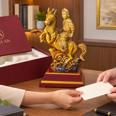 Tượng Thánh Gióng cưỡi ngựa men vàng nâu kèm đế – phối thiệp và hộp cho dịp trao quà lưu niệm