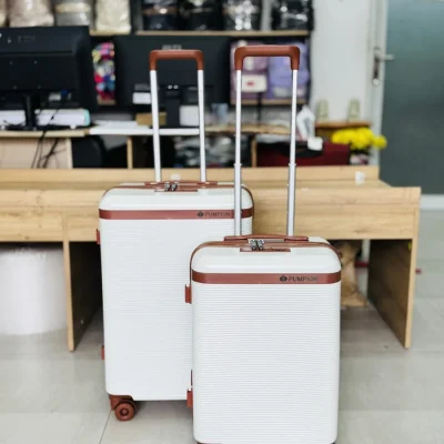 Ảnh nguồn hai vali trắng phối đỏ gạch, chiếc nhỏ phía trước