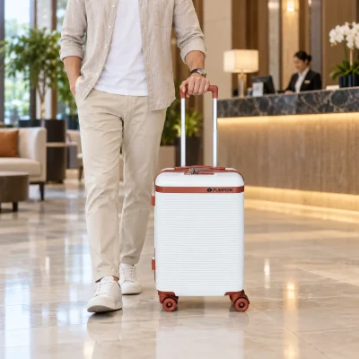 Cảnh di chuyển cùng vali trắng phối đỏ gạch tại sảnh khách sạn