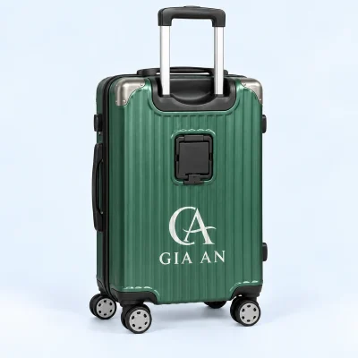 Vali kéo ABS 20 inch xanh lá góc kim loại – logo rõ trên khoảng trống dưới giá đỡ