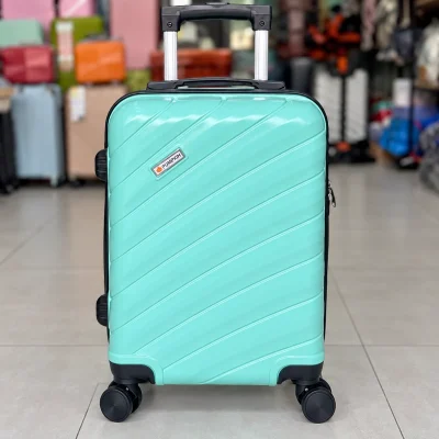 Chi tiết mặt gân chéo và nhãn của vali xanh ngọc