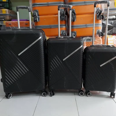 Vali kéo PP 20 inch đen gân chéo phối thanh kim loại – chiếc nhỏ trong ảnh so sánh nhiều cỡ